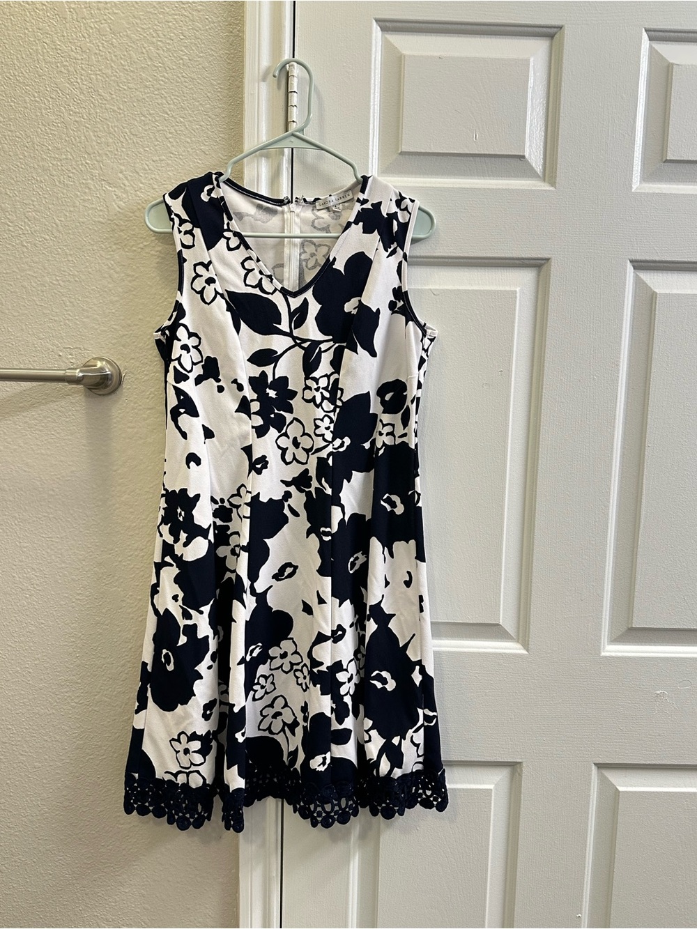 Sandra Darren Black & White Floral A-Line Dress. Size 6